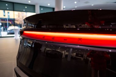 Yeni Tesla araba Model Y Juniper 2025 Studio 'da, galeride siyah metalik elektrikli araç, arka ışık barı, alternatif enerji geliştirme konsepti, Elon Musk şirketi, Frankfurt - 3 Şubat 2025