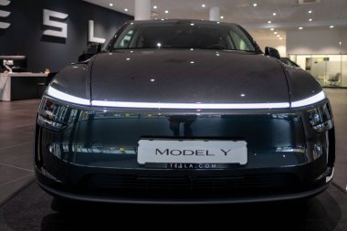 yeni Tesla araba Model Y Juniper 2025 Studio, siyah metalik elektrikli araç showroom, light bar, alternatif enerji geliştirme konsepti, Elon Musk şirketi, Frankfurt - 3 Şubat 2025