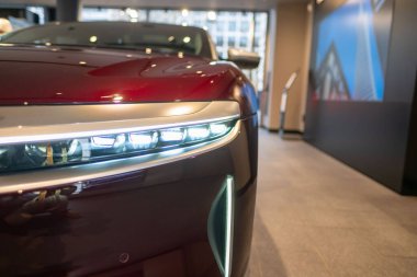 Deep Red Electric Lucid Air, Pil 4 kapılı lüks sedan, gelecekteki sürdürülebilir hareketlilik Lucid Motors, teknolojik gelişmeler otomotiv endüstrisi, Frankfurt, Almanya - 25 Ocak 2025