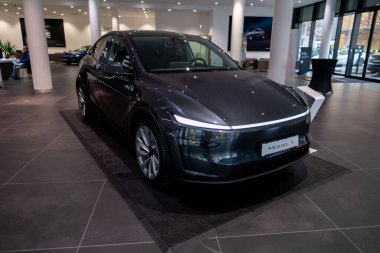 yeni Tesla araba Model Y Juniper 2025 Studio, siyah metalik elektrikli araç showroom, light bar, alternatif enerji geliştirme konsepti, Elon Musk şirketi, Frankfurt - 3 Şubat 2025