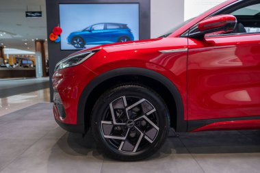 kırmızı BYD Atto 3 Electric Car, galeride Çinli SUV üreticisi, otomotiv endüstrisinde yenilik, Londra 'da çevre dostu özellikler sergisi - 16 Ekim 2024