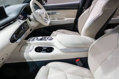 Premium Genesis GV70 araç içi, geniş kabin, ergonomik tasarım, sürücü ve yolcu koltukları, gösterge paneli, navigasyon ve kargo alanları, Londra 'da otomotiv endüstrisi - 24 Ekim 2024