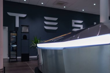 Fütürist parlak gümüş Tesla Cybertruck Vakfı, modern sergi salonunda sergilenen her türlü kamyonet, elektrik gücü Elon Musk şirketi, eşsiz geometrik tasarım, Frankfurt - 25 Ocak 2025