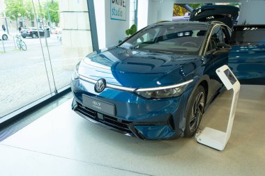 Şehir caddesi, şehir çevresi, Volkswagen Grubu, Frankfurt, Almanya - 26 Temmuz 2024