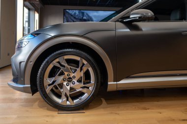 Stüdyoda elektrikli Hyundai Genesis GV60 arabası, popüler Koreli yolcu elektrikli araç, sürdürülebilir çevre dostu ulaşım, Edinburgh, Birleşik Krallık - 24 Ekim 2024