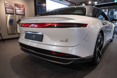 Beyaz Lucid Air 'in arka paneli, 