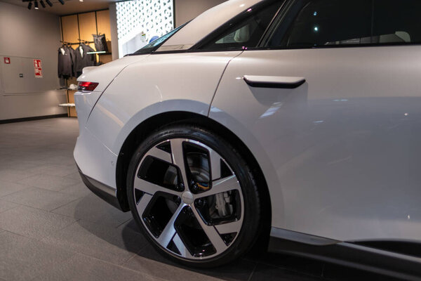 глубокий красный электрический Lucid Air, аккумулятор электрический 4-дверный седан класса люкс, будущая устойчивая мобильность Lucid Motors, технологические достижения автомобильной промышленности, Франкфурт, Германия - 25 января 2025 года