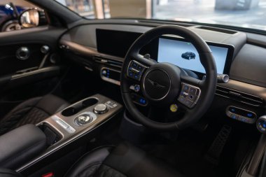 Sol el tüm elektrikli Hyundai Genesis GV60 araç içi, direksiyon popüler Koreli yolcu aracı elektrikli araç, panel enstrümanları, Edinburgh, Birleşik Krallık - 24 Ekim 2024