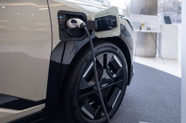 Beyaz Kia EV6 GT-line şarj, showroom 'da spor tasarımı ve elektrik güç treni, yüksek performanslı elektrik geçişi, gelişmiş teknoloji, evrim ev, Frankfurt - 3 Şubat 2025