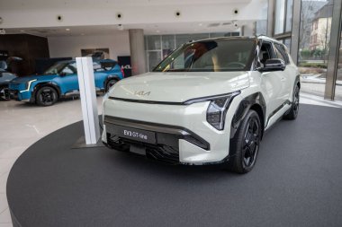 Yeni Kia EV3 GT-line elektrikli SUV, modern sergi salonunda yeni nesil Güney Kore arabası, çevre dostu hareketlilik çözümleri, otomotiv endüstrisinde sıfır emisyon teknolojisi, Frankfurt - 3 Şubat 2025