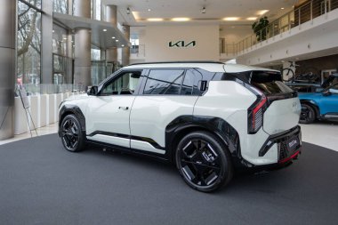Yeni Kia EV3 GT-line elektrikli SUV, modern sergi salonunda yeni nesil Güney Kore arabası, çevre dostu hareketlilik çözümleri, otomotiv endüstrisinde sıfır emisyon teknolojisi, Frankfurt - 3 Şubat 2025