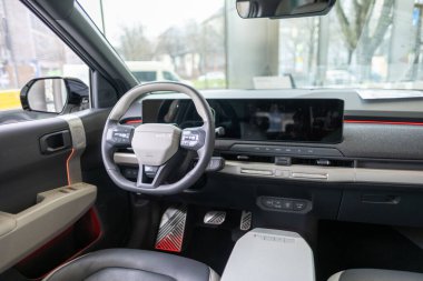 Direksiyon, Kia EV3 GT-line showroom 'da spor tasarımı ve elektrik güç treni, yüksek performanslı elektrik geçişi, gelişmiş teknoloji, evrim ev, Frankfurt - 3 Şubat 2025