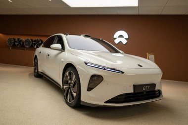 Beyaz parlak ET7 NIO arabası, fütüristik elektrikli araç, yenilikçi tasarım ve aerodinamik özellikler sergiler, sıfır emisyon teknolojisi, Frankfurt - 3 Şubat 2025