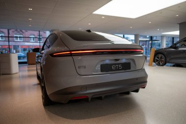 Arka gri parlak ET5 NIO arabası, fütüristik elektrikli araç, yenilikçi tasarım ve aerodinamik özellikler, sıfır emisyon teknolojisi, Frankfurt - 3 Şubat 2025