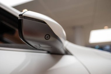 Beyaz parlak ET5 NIO arabası, yapay zeka sensörü, dahili kameralı fütüristik yan ayna gelişmiş otomotiv teknolojisi, sıfır emisyon teknolojisi, Frankfurt - 3 Şubat 2025