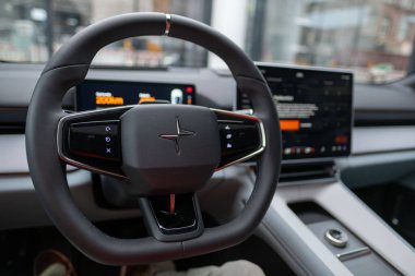 Fütüristik direksiyon, Polestar 2 elektrikli araba, vites kolu, güç treni, sürücü merkezli kokpit ve gelişmiş teknoloji, Frankfurt - 3 Şubat 2025