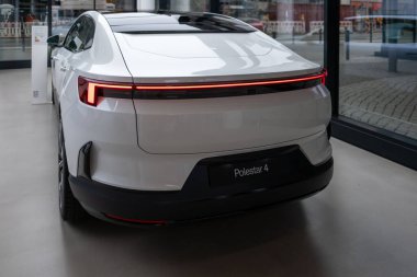 Yeni beyaz Polestar 4 elektrikli araba, modern sergi odası, tasarlanmış Volvo yan kuruluşu, çevre dostu araç, otomotiv endüstrisi, gelişmiş teknoloji, Frankfurt - 3 Şubat 2025