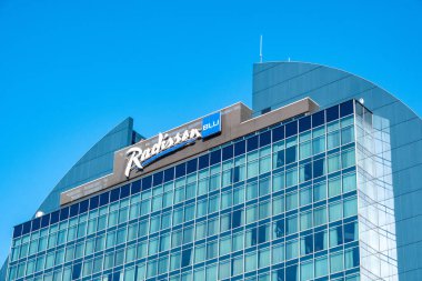 Modern Radisson Blu otel binası, seyahat konukseverliği, gösterişli cam cephe ve sembolik mavi logo şehir merkezindeki Frankfurt am Main, Hesse, Almanya - 19 Ocak 2025