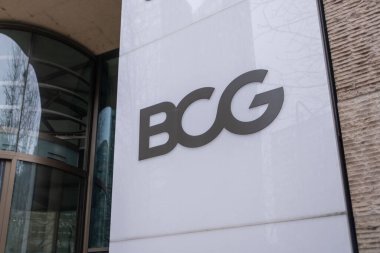 Modern ofis binasının logosu Peakside Capital, Wellington Management ve BCG Platinion, Frankfurt - 3 Şubat 2025