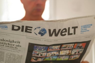 Gözlüklü, World, Die Welt German gazetesi resimli bulvar gazetesi, medya tüketimi, Tivat, Karadağ - 6 Ağustos 2024