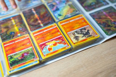 Pokmon kart albümüne bakan genç eller, çocuk koleksiyoncusu oyun kartları, heyecan ticareti ve koleksiyon, çocukluk koleksiyonu, Pokemon Fan Culture, Frankfurt - 18 Ekim, 2024 