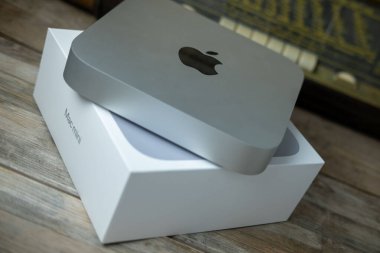 Yeni Apple Mac Mini M1 bilgisayar Boksu, Apple logosu, teknolojik taşınabilirlik, uzaktan kumandalı ev ortamında çalışmak, uzaktan kumandalı iş, küçülen yaşam tarzı, Frankfurt - 4 Şubat 2025