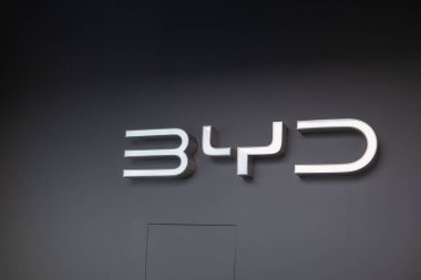 Siyah arka planda BYD reklamları, Çinli şirket üreticisi BYD Auto, şirket logosu tabelası, şirket logosu tabelası, Londra - 16 Eylül 2024