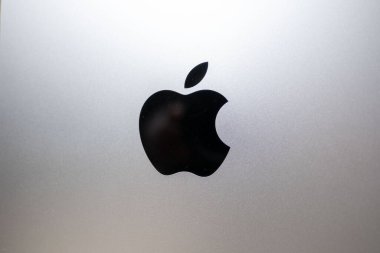 Mac Mini M1 bilgisayar markası, Apple logosu ve üçüncü şahıs iPhone ürünleri ve aksesuarları, modern perakende mağazası, Frankfurt - 4 Şubat 2025
