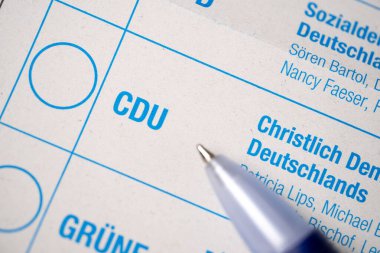 Almanya federal seçimleri için oy pusulası, CDU partisi için oy pusulası, seçim bütünlüğü, demokratik süreç ve vatandaşların oy hakkı, Almanya 'da siyasi seçimler, Frankfurt - 6 Şubat 2025
