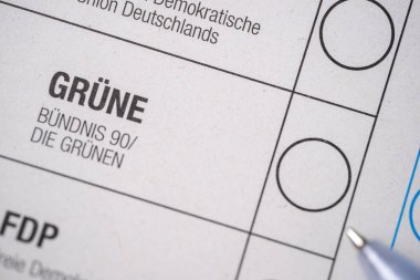 Almanya federal seçimleri için oy pusulası, Yeşil Parti için oy pusulası, seçim bütünlüğü, demokratik süreç ve vatandaşların oy hakkı, Almanya 'da siyasi seçimler, Frankfurt - 6 Şubat 2025