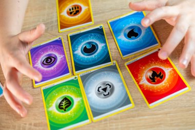 Genç hobi meraklısı, çocuk renkli poker koleksiyonu kart oyunu, ticaret ve koleksiyon, Pokemon Fan Culture, Frankfurt - 18 Kasım 2024