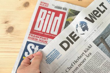 Sayfa Alman gazeteleri BILD, Almanca Die Welt tahtada, günlük haberler güncel olaylar, aciliyet ve aciliyet, Frankfurt - 15 Ocak, 2025