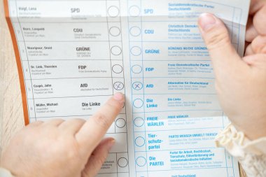 Demokratik seçimlerde güçlü kadın seçmenler, oy pusulası Alman posta kutusu, seçim bütünlüğü, vatandaşların oy hakkı, Almanya 'da siyasi tercihler, Frankfurt - 9 Şubat 2025