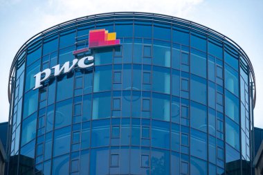 Cam cephe üzerine PWC logosu, mavi gökyüzüne karşı yüksek katlı cam ofis binası, finans ve danışmanlık, küresel ekonomi, Almanya 'da profesyonel finans hizmetleri, Frankfurt - 9 Şubat 2025