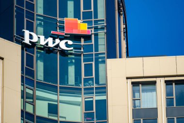 şirket PWC logosu cam cephede, yüksek katlı cam ofis binası mavi gökyüzüne karşı, finans ve danışmanlık, küresel ekonomi, Almanya 'da profesyonel finans hizmetleri, Frankfurt - 9 Şubat 2025