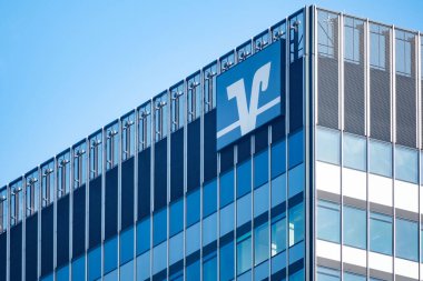 Modern Volksbank tabelası cam cephe gökdelen ofis binasına karşı mavi gökyüzü, yüksek katlı cam cephe, küresel ekonomi, Almanya 'da profesyonel finans hizmetleri, Frankfurt - 9 Şubat 2025