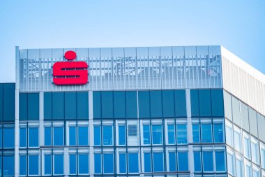 Modern Sparkasse gökdelen binası açık mavi gökyüzü, yüksek cam cephe, küresel ekonomi, Almanya 'da profesyonel finansal hizmetler, Frankfurt - 9 Şubat 2025