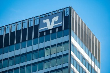 Modern Volksbank tabelası cam cephe gökdelen ofis binasına karşı mavi gökyüzü, yüksek katlı cam cephe, küresel ekonomi, Almanya 'da profesyonel finans hizmetleri, Frankfurt - 9 Şubat 2025