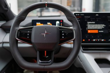 Fütüristik direksiyon, Polestar 4 elektrikli araba, vites kolu, güç treni, sürücü merkezli kokpit ve gelişmiş teknoloji, Frankfurt - 3 Şubat 2025