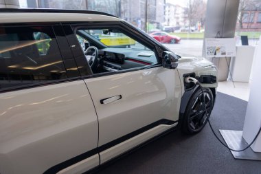 Yeni Kia EV3 GT-line elektrikli SUV, modern sergi salonunda yeni nesil Güney Kore arabası, çevre dostu hareketlilik çözümleri, otomotiv endüstrisinde sıfır emisyon teknolojisi, Frankfurt - 3 Şubat 2025