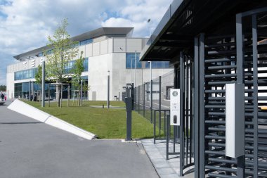 Metal döner kapılar kapalı bölgeye, Tesla Gigafactory Berlin-Brandenburg üretim fabrikası, Endüstriyel işgücü, Berlin, Almanya - 26 Nisan 2024