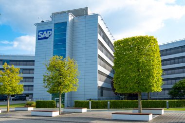 SAP SE şirket çevre dostu Avrupa ofisi logosu görünür, Alman yazılım-as-servis, yazılım veritabanı, teknoloji yeniliği, küresel bilişim şirketi, Walldorf, Almanya - 29 Temmuz 2024