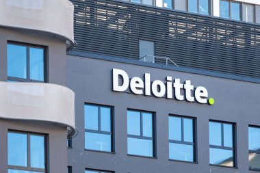 Logo danışmanlık şirketi Deloitte Touche Tohmatsu Limited Frankfurt şehir merkezindeki bina, çok uluslu profesyonel hizmet ağı, Büyük Dört muhasebe firması, Frankfurt - 19 Ocak 2025