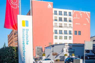 ikonik Deutsche Rentenversicherung logosu ön cephedeki modern bina, sosyal güvenlik kurumu, Almanya 'daki emeklilik yardımları, Frankfurt - 19 Ocak 2025