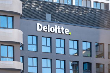 Logo danışmanlık şirketi Deloitte Touche Tohmatsu Limited Frankfurt şehir merkezindeki bina, çok uluslu profesyonel hizmet ağı, Büyük Dört muhasebe firması, Frankfurt - 19 Ocak 2025