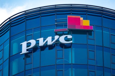 Cam cephe üzerine PWC logosu, mavi gökyüzüne karşı yüksek katlı cam ofis binası, finans ve danışmanlık, küresel ekonomi, Almanya 'da profesyonel finans hizmetleri, Frankfurt - 9 Şubat 2025