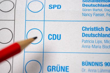 Almanya federal seçimleri için oy pusulası, CDU partisi için oy pusulası, seçim bütünlüğü, demokratik süreç ve vatandaşların oy hakkı, Almanya 'da siyasi seçimler, Frankfurt - 6 Şubat 2025