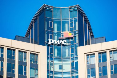 Cam cephe üzerine PWC logosu, mavi gökyüzüne karşı yüksek katlı cam ofis binası, finans ve danışmanlık, küresel ekonomi, Almanya 'da profesyonel finans hizmetleri, Frankfurt - 9 Şubat 2025