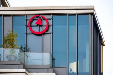 Takeda logosu modern Takeda İlaç Firması Limited ofis binası, farmasötik yenilik ve sağlık çözümleri, Almanya 'da profesyonel hizmetler, Frankfurt - 9 Şubat 2025