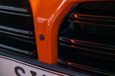 kamera ai sensörü turuncu BMW M4 G82 Coupe, aerodinamik tasarım, modern Alman spor performansı ve stili, otomotiv mühendisliği ve yüksek performanslı araçlar Almanya 'da, Frankfurt - 11 Şubat 2025